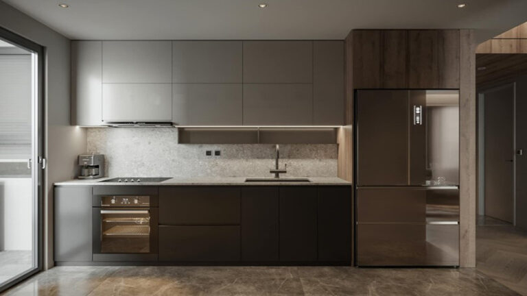 Nhờ có ánh sáng từ của ra logia mà căn bếp vẫn sáng thoáng cho dù diện tích có hẹp ngang và sử dụng nội thất tối màu