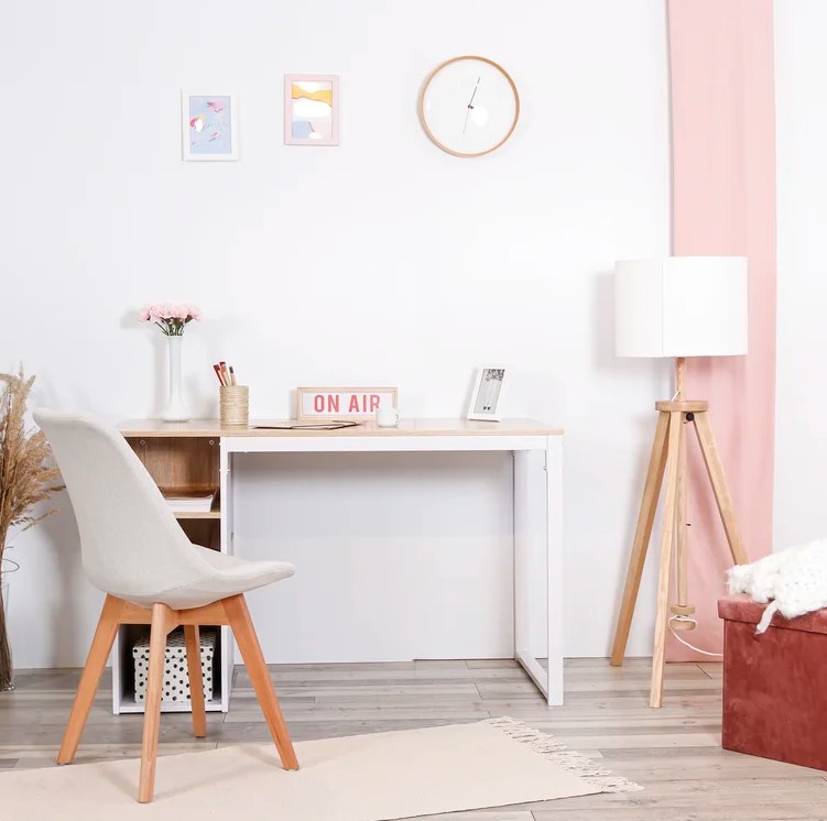 Bàn học với thiết kế đơn giản