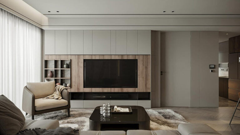 Ngoài hệ tủ sát trần ra, KTS còn thiết kế phần của ra vào phòng ngủ như "tàng hình" bởi nó đồng màu với tủ và khuôn cửa giấu kín, tạo cho không gian sự liền mạch, giảm thiểu cảm giác chật hẹp