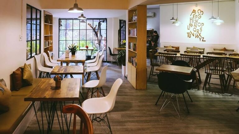 Không gian thích hợp giành cho những bạn học sinh, sinh viên học tập, họp nhóm, ngoài ra còn là nơi giành cho những khách hàng thích sự yên tĩnh để đọc sách